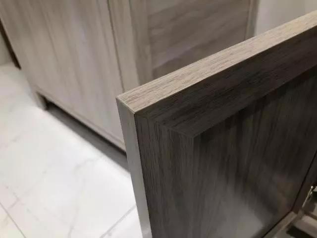 陽臺就應(yīng)該做上洗衣機(jī)和吊柜！