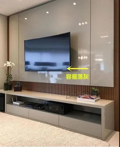 新一代電視墻應(yīng)該這樣裝，打個柜子裝電視，邊角不留縫越看越大氣